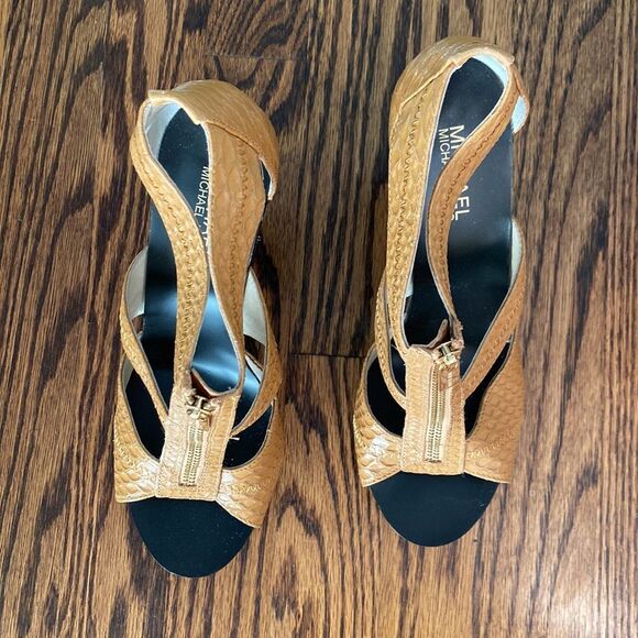 Michael Kors Women’s 9.5 Berkley T Strap Peanut Embossed Sandal Zip Up - Picture 2 of 7